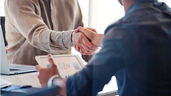 Fournissez à vos vendeurs des données client précises et des outils de vente basés sur l'IA